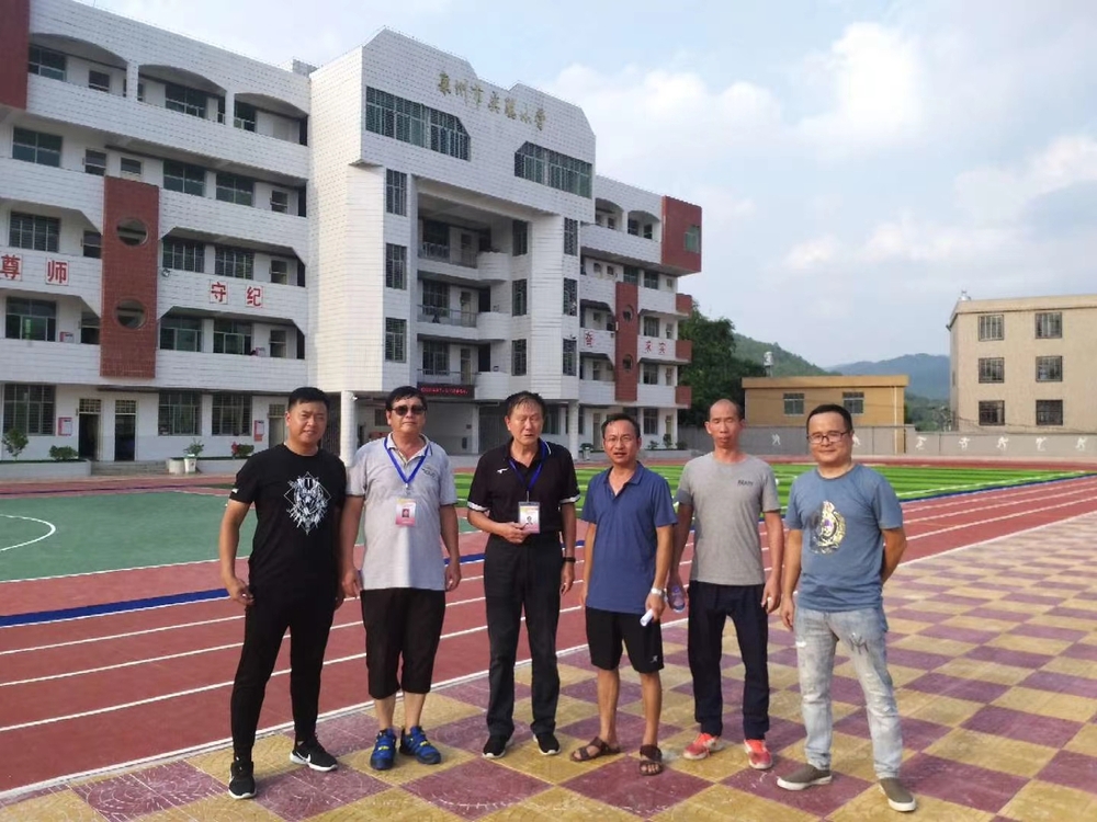 泉州市洛江区奕聪小学体育运动场地通过福建省教育装备行业协会验收